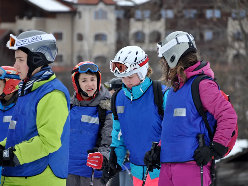 Gruppe wartet vor dem Hotel auf den Aufbruch zur Piste.
